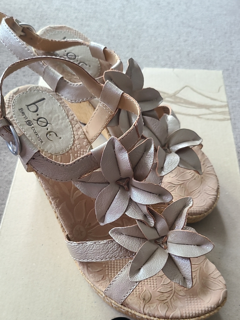 b.o.c. Women's Beige Floral Wedge Sandals Size 9